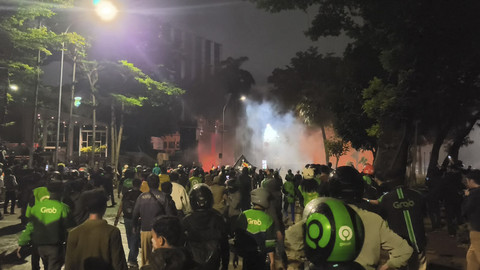 Massa beberapa kali lempar Molotov ke arah Mako Brimob Kwitang, Jakarta Pusat, Jumat (29/8/2025). Foto: Thomas Bosco/kumparan