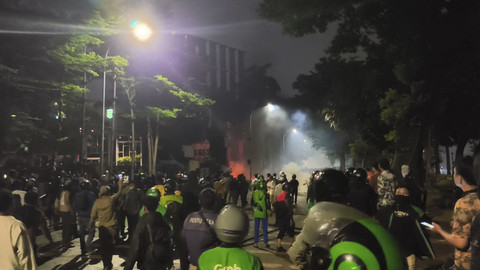 Massa beberapa kali lempar Molotov ke arah Mako Brimob Kwitang, Jakarta Pusat, Jumat (29/8/2025). Foto: Thomas Bosco/kumparan