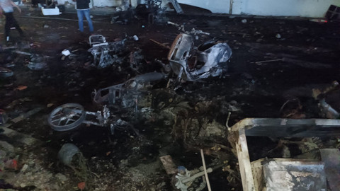 sejumlah motor yang terbakar saat demo di depan Gedung Grahadi Surabaya, Jumat (29/8/2025). Foto: Farusma Okta Verdian/kumparan