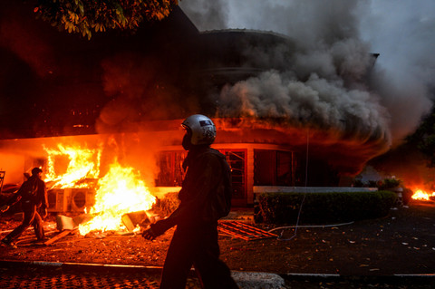 Massa aksi membakar Mess MPR RI di Bandung, Jawa Barat, Jumat (29/8/2025). Foto: Raisan Al Farisi/ANTARA FOTO