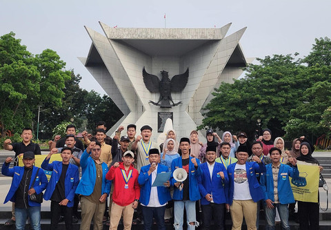 Ketua PKC PMII Sumsel Syaidina Ali bersama pengurus dan anggota saat menyampaikan pernyataan sikap di Monumen Perjuangan Rakyat (Monpera) Palembang, Jumat (29/8/2025). Foto : Dok PKC PMII Sumsel