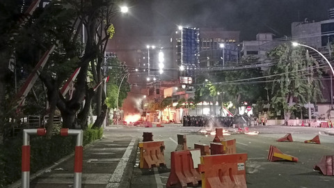 Massa kembali membakar barrier oranye di tengah Jalan Basuki Rahmat, Surabaya, Jumat (29/8/2025). Foto: Farusma Okta Verdian/kumparan
