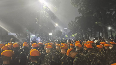 Polisi tahan arus massa dari arah Tugu Tani untuk mendekat ke Mako Brimob Kwitang yang sudah dijaga Polisi, Jakarta Pusat, Jumat (29/8/2025). Foto: Thomas Bosco/kumparan