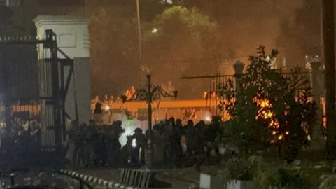 Massa serang personel TNI yang berjaga di gerbang yang rubuh hingga banyak barang dibakar di kawasan pagar DPR RI, Jakarta, Jumat (29/8/2025). Foto: Abid Raihan/kumparan