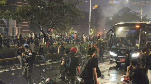 Bus Paspamres melintas di tengah massa aksi di Polda Metro Jaya, Jakarta, Jumat (29/8/2025). Foto: Jonathan Devin/kumparan