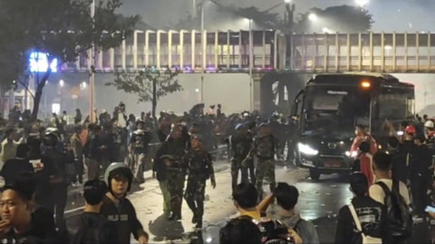 Bus Paspamres melintas di tengah massa aksi di Polda Metro Jaya, Jakarta, Jumat (29/8/2025). Foto: Jonathan Devin/kumparan