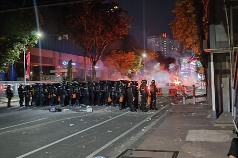 Polisi memukul mundur massa demo di Jalan Basuki Rahmat Surabaya, Jumat (29/8/2025). Foto: Farusma Okta Verdian/kumparan