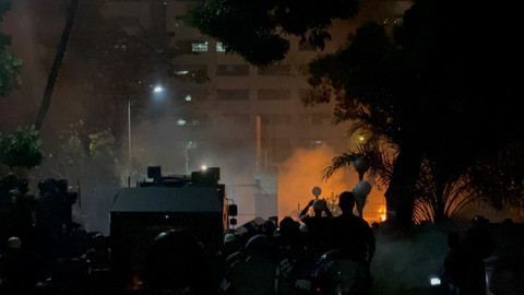 Polisi berupaya memukul mundur massa di DPR pakai water canon dan gas air mata, Jumat (29/8/2025). Foto: Abid Raihan/kumparan