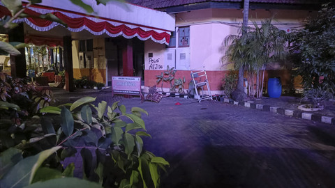 Kantor Mapolsek Tegalsari Surabaya dirusak dan divandal oleh massa aksi pada Jumat (29/9/2025). Foto: Farusma Okta Verdi...                    </div>

                    <div class=