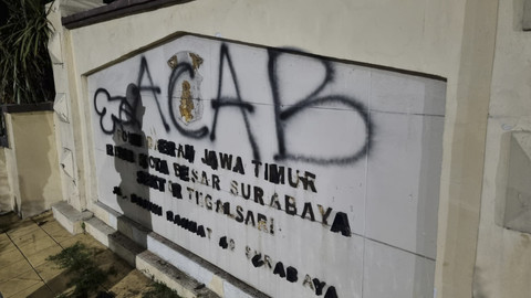 Kantor Mapolsek Tegalsari Surabaya dirusak dan divandal oleh massa aksi pada Jumat (29/9/2025). Foto: Farusma Okta Verdian/kumparan