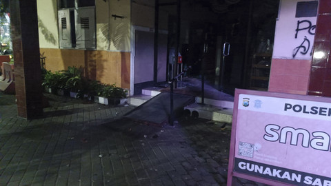 Kantor Mapolsek Tegalsari Surabaya dirusak dan divandal oleh massa aksi pada Jumat (29/9/2025). Foto: Farusma Okta Verdian/kumparan