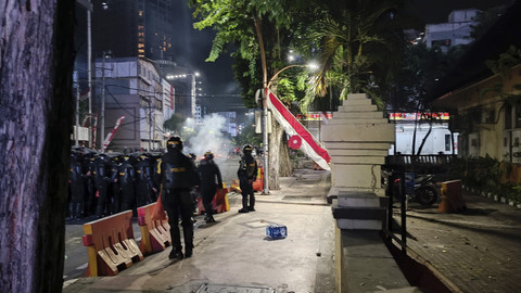 Situasi di Jalan Basuki Rahmat Surabaya depan Mapolsek Tegalsari, Jumat (29/8/2025). Foto: Farusma Okta Verdian/kumparan