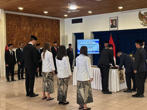Mauro Zijlstra, Isabel Kopp, Pauline van de Pol & Isabelle Nottet mengucapkan sumpah setia sebagai Warga Negara Indonesia (WNI) di Kedutaan Besar Republik Indonesia di ... </div>
<div class=