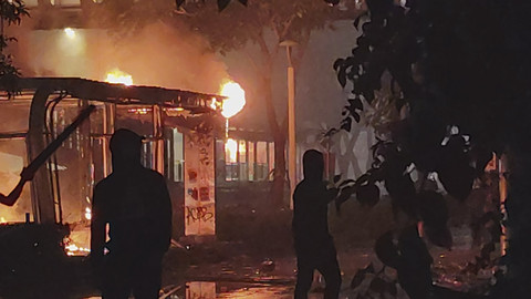 Halte Transjakarta depan Polda Metro Jaya, Jakarta dibakar massa pada Jumat (29/8/2025). Foto: Jonathan Devin/kumparan