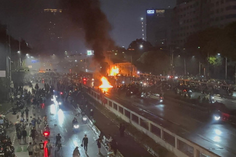 Massa membakar Gerbang Tol Pejompongan, Jakarta, Jumat (29/8/2025). Foto: Abid Raihan/kumparan