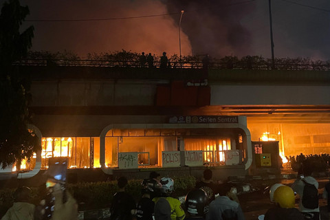 Massa membakar halte Transjakarta Pasar Senen Sentral, Jakarta, Jumat (29/8/2025). Foto: Darryl Ramadhan/kumparan