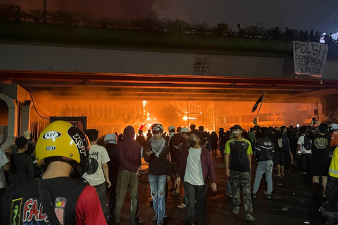 Massa membakar halte Transjakarta Pasar Senen Sentral, Jakarta, Jumat (29/8/2025). Foto: Darryl Ramadhan/kumparan