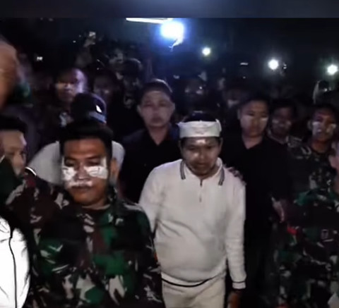 Gubernur Jawa Barat Dedi Mulyadi menghampiri massa aksi di depan gedung DPRD Jawa Barat, Jumat (29/8) malam.  dok Istimewa