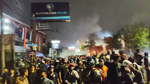 Massa demo masih bertahan di depan Polda DIY, Jumat (29/8/2025). Foto: Arfiansyah Panji Purnandaru/kumparan