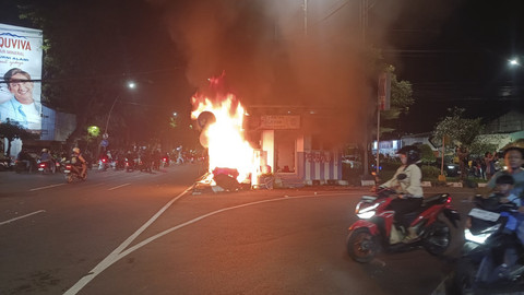 Pos polisi di putar balik Jalan Panglima Sudirman mengarah Jalan Basuki Rahmat Surabaya dibakar, Jumat (29/8/2025). Foto: Farusma Okta Verdian/kumparan
