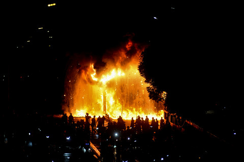 Pengunjuk rasa melihat Gerbang Tol Pejompongan yang dibakar saat aksi di Jakarta, Jumat (29/8/2025). Foto: Putra M. Akbar/ANTARA FOTO 