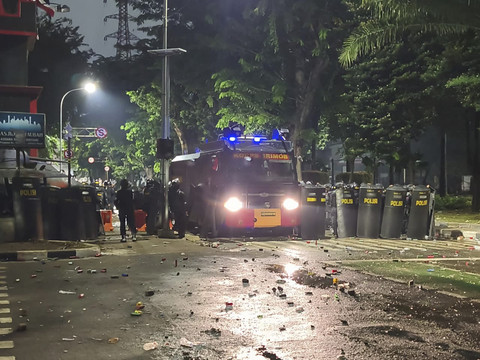 Anggota Brimob masih berjaga di depan gerbang Mako Brimob Kwitang usai amankan massa dari arah Tugu Tani, Jakpus, Jumat (29/8/2025). Foto: Thomas Bosco/kumparan