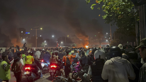 Sejumlah massa meninggalkan DPR RI usai dihujani gas air mata oleh aparat keamanan, Jumat (29/8/2025). Foto: Abid Raihan/kumparan