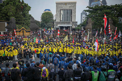 Mahasiswa menggelar aksi unjuk rasa di Polda Metro Jaya, Sudirman, Jakarta, Jumat (29/8). Foto: Aditia Noviansyah/kumparan