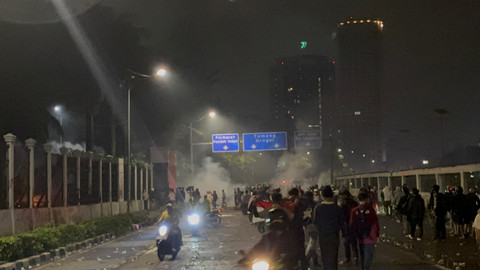 Suasana kawasan DPR RI usai berganti hari, Sabtu (30/8/2025). Foto: Abid Raihan/kumparan