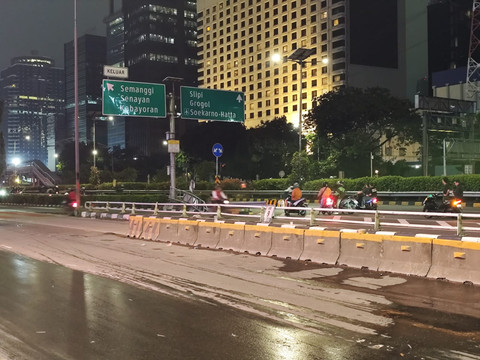 Pemotor Masuk Tol Semanggi, Sabtu (30/8) dini hari. Foto: Rachmadi Rasyad/kumparan