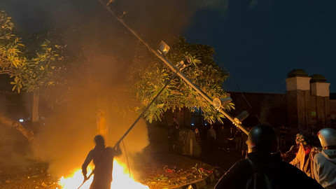 Tiang Etle di depan Gedung DPR dibakar massa, Sabtu (30/8) dini hari. Foto: Abid Raihan/kumparan