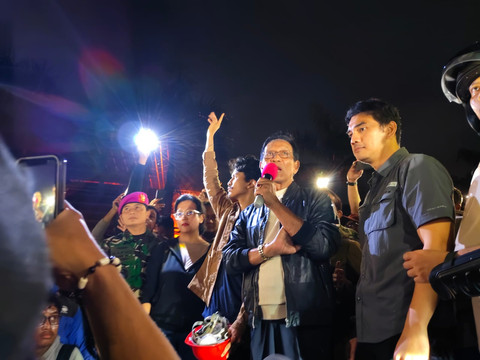 Gubernur DIY Sri Sultan Hamengku Buwono X keluar dari Polda DIY dan menemui massa aksi, Sabtu (30/8). Foto: Arfiansyah Panji Purnandaru/kumparan