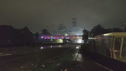 Massa di Jalan Jenderal Sudirman, Jakarta, mulai membubarkan diri, Sabtu (30/8) dini hari. Foto: Jonathan Devin/kumparan
