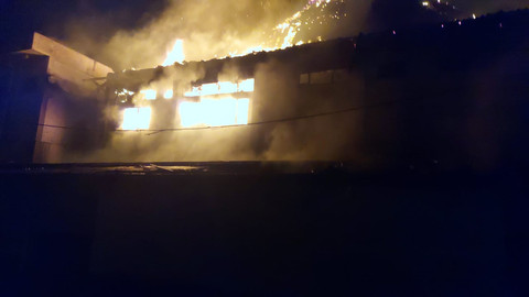 Kantor Sekwan DPRD Solo dibakar massa, Sabtu (30/8) dini hari. Foto: kumparan