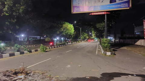 Demo di DPRD Solo dipukul mundur petugas dengan menembakkan gas air mata pada massa pendemo, Sabtu (30/8). Foto: kumparan