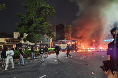 Massa membakar dua unit bus polisi yang terparkir di eks gedung Mapolres Metro Jakarta Pusat di Jalan Kramat Raya, Jumat malam (29/8/2025). Foto: ANTARA/Fianda Sjofjan Rassat/am