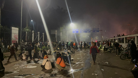 Damkar dan TNI meminta massa di DPR membubarkan diri, Sabtu (30/8) dini hari. Foto: Abid Raihan/kumparan