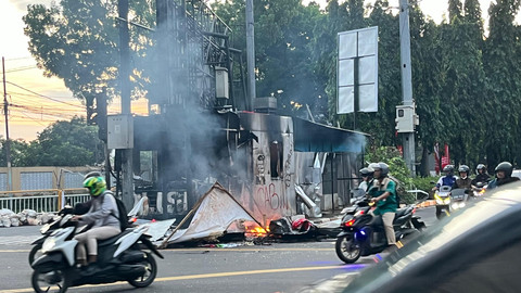 Sisa api di Pos Polisi Kalibata yang dibakar massa, Sabtu (30/8). Foto: Nasywa Athifah/kumparan