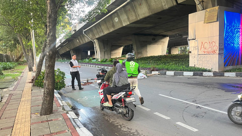 Jalan Gatot Soebroto masih ditutup hingga Sabtu (30/8) pagi. Foto: Nasywa Athifah/kumparan