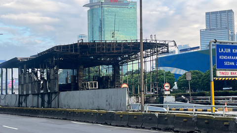 Kondisi Gerbang Tol Kuningan yang hangus dibakar, Sabtu (30/9). Foto: Nasywa Athifah/kumparan