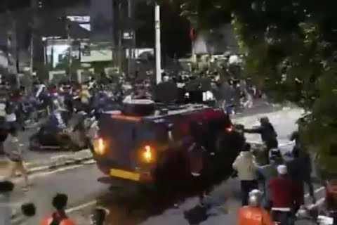 Tangkapan layar insiden kendaraan taktis (rantis) Brimob melindas driver ojek online (ojol) Affan Kurniawan.