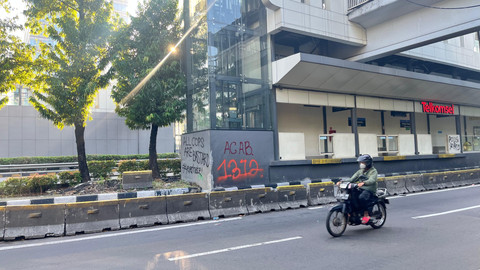 Kondisi di Halte Widya Chandra, yang menjadi korban vandalisme, Sabtu (30/8/2025). Foto: Nasywa Athifah/kumparan