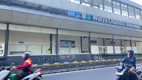 Kondisi di Halte Widya Chandra, yang menjadi korban vandalisme, Sabtu (30/8/2025). Foto: Nasywa Athifah/kumparan