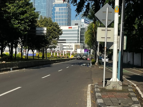 Jalan ke arah Kwitang dari Tugu Tani ditutup, Sabtu (30/8/2025). Foto: Rayyan Farhansyah/kumparan