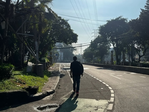 Jalan ke arah Kwitang dari Tugu Tani ditutup, Sabtu (30/8/2025). Foto: Rayyan Farhansyah/kumparan