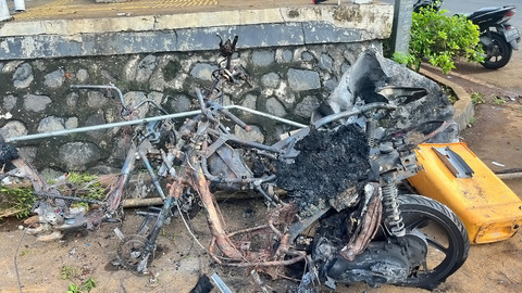 Situasi terkini di gerbang masuk Polda Metro Jaya, Jakarta yang puingnya segera dibersihkan petugas imbas demo, Sabtu (30/8/2025).  Foto: Nasywa Athifah/kumparan