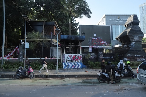 Sejumlah fasilitas tampak hancur usai aksi unjuk rasa di kawasan Polda Metro Jaya, Jakarta, Sabtu (30/8/2025). Foto: Iqbal Firdaus/kumparan
