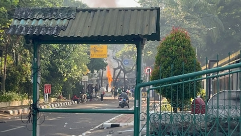 Halte Kramat Kwitang, Jakarta terbakar, Sabtu (30/8/2025). Foto: Rayyan Farhansyah/kumparan