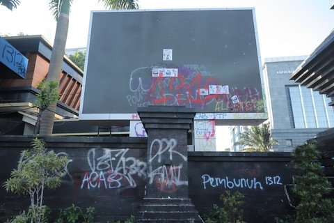 Sejumlah fasilitas tampak hancur usai aksi unjuk rasa di kawasan Polda Metro Jaya, Jakarta, Sabtu (30/8/2025). Foto: Iqbal Firdaus/kumparan