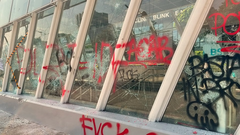 Suasana Stasiun MRT Istora Mandiri yang rusak dan tak bisa beroperasi imbas demo, Sabtu (30/8/2025).  Foto: Nasywa Athifah/kumparan